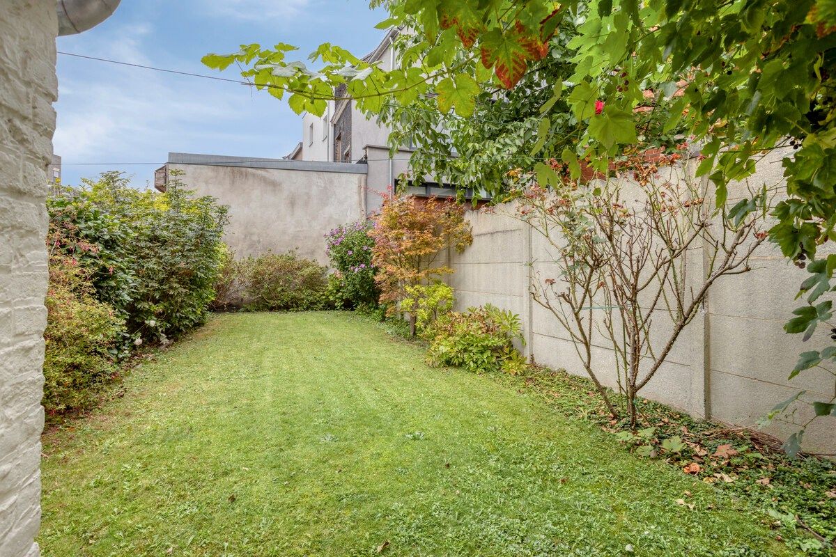 Ruim en gerenoveerd burgerwoning met stadstuin in het hart van Halle foto 2