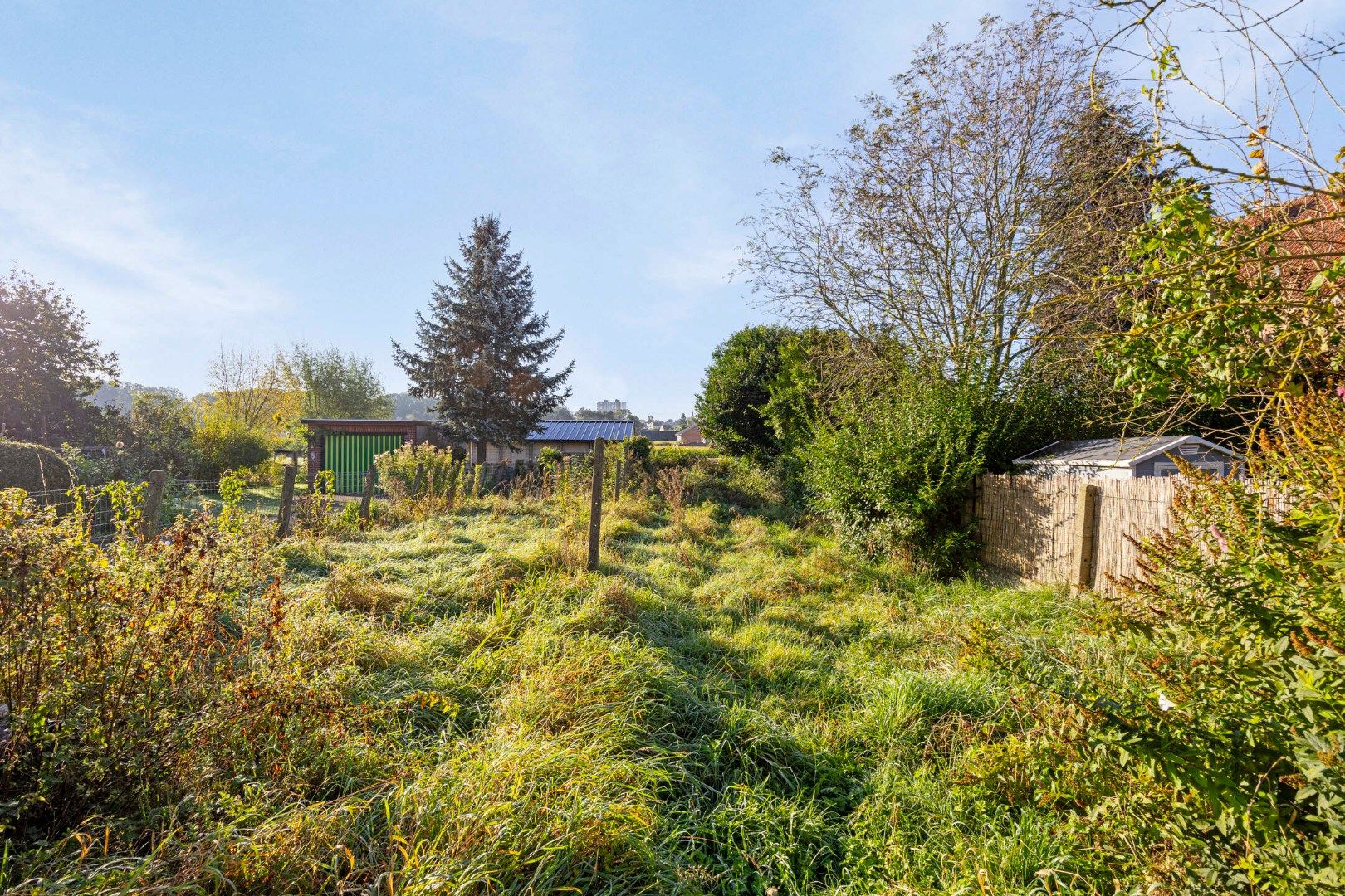 Gezinswoning met garage en grote tuin foto 27