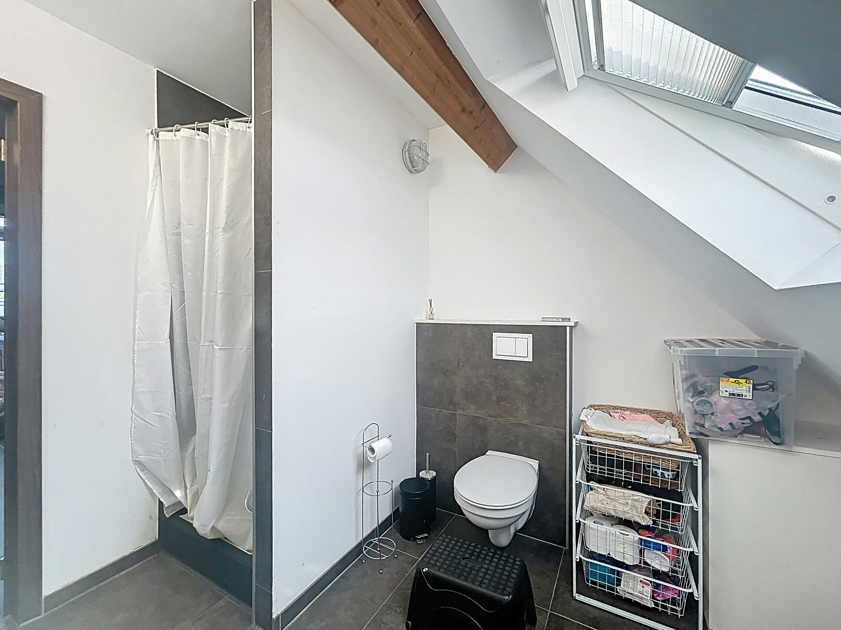 Gerenoveerd duplex appartement te huur in Waregem foto 9