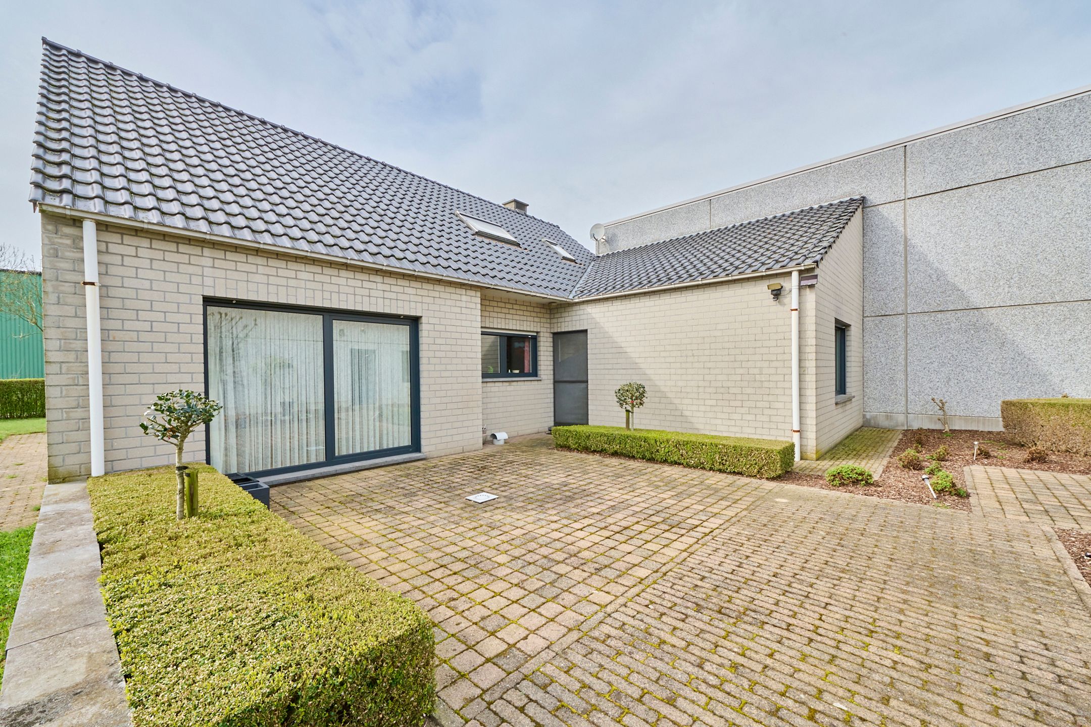 Bedrijfshal met ruime woning te Peer foto 12