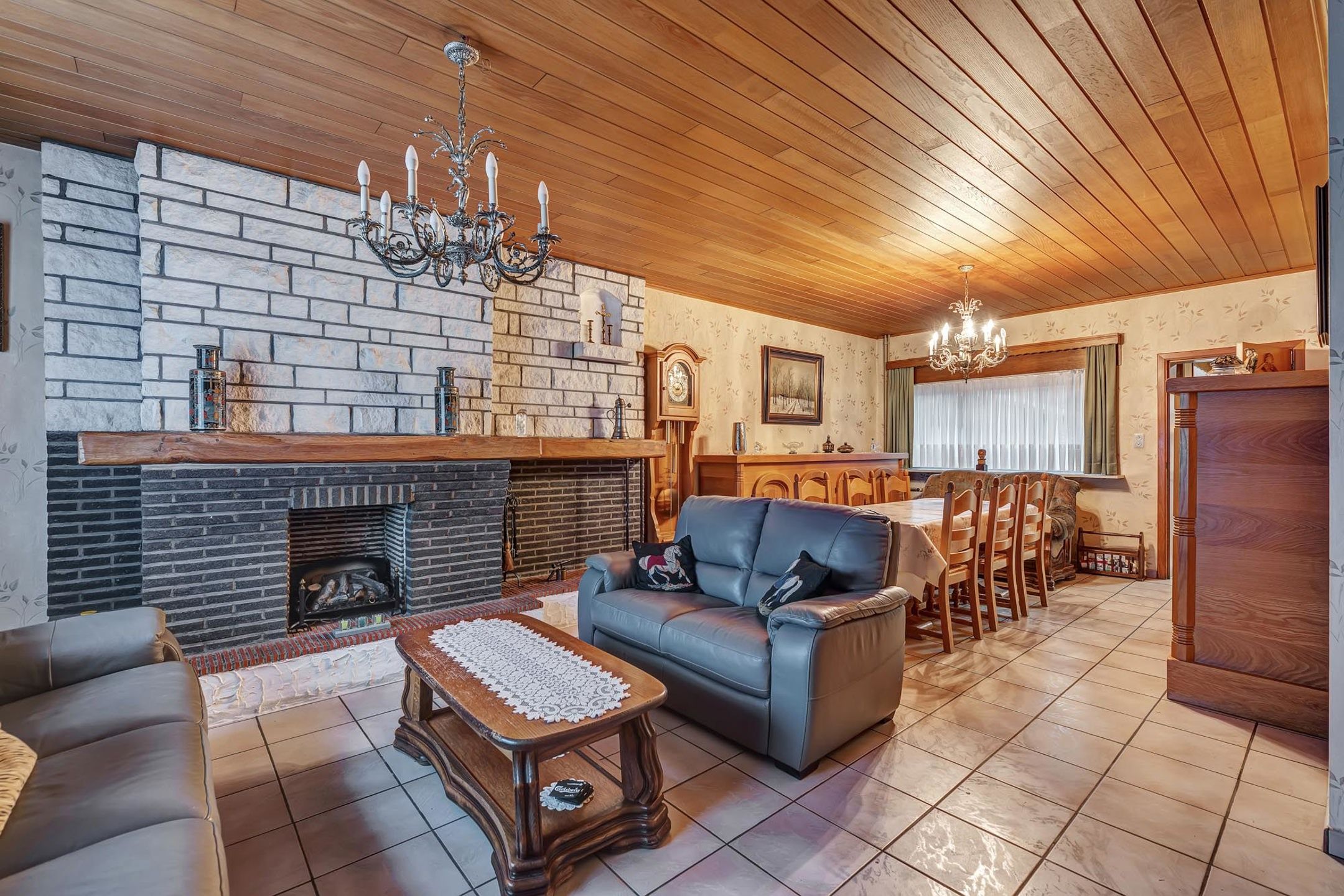 Ruime te renoveren woning met garage en veel potentieel foto 3