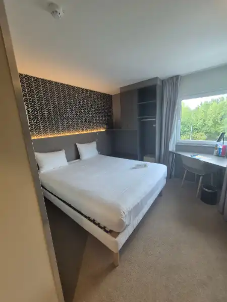 Te koop hotelkamer in Ibis Kortrijk, mooi rendement foto 3