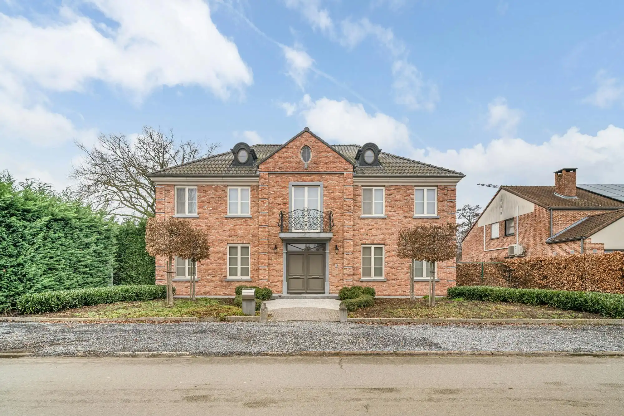 Pastorijvilla met praktijkruimte en studio te Zonhoven foto 2