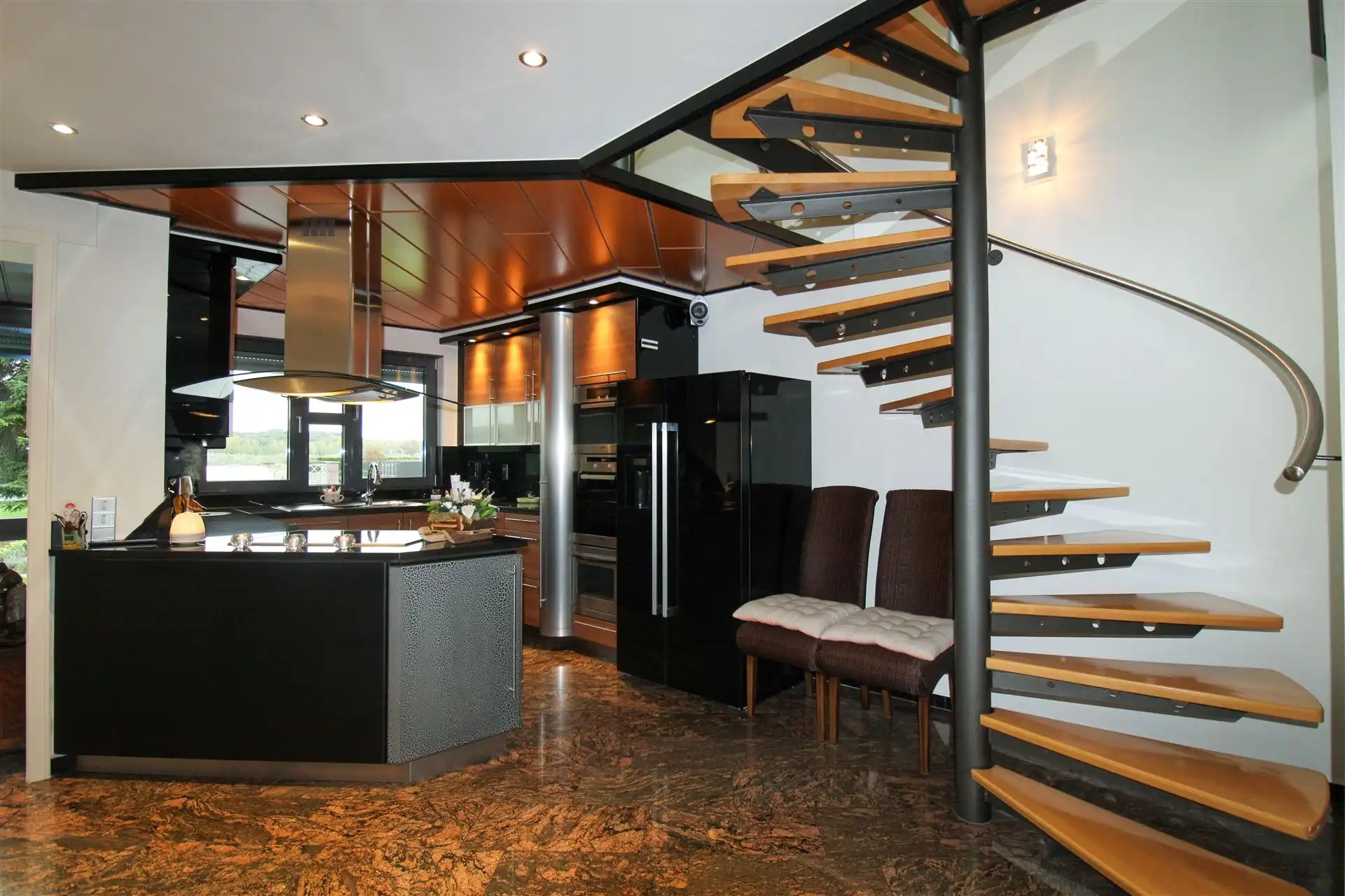 Grotestraat 332/2 – genieten van comfort, sauna, ruime inpandige garage, prachtig aangelegde tuin en een uniek uitzicht over de Maas! foto 3