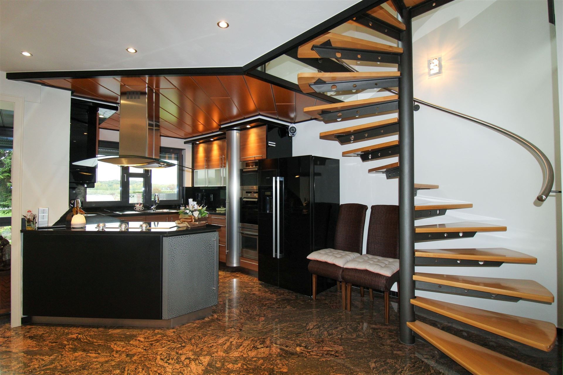 Grotestraat 332/2 – genieten van comfort, sauna, ruime inpandige garage, prachtig aangelegde tuin en een uniek uitzicht over de Maas! foto 3