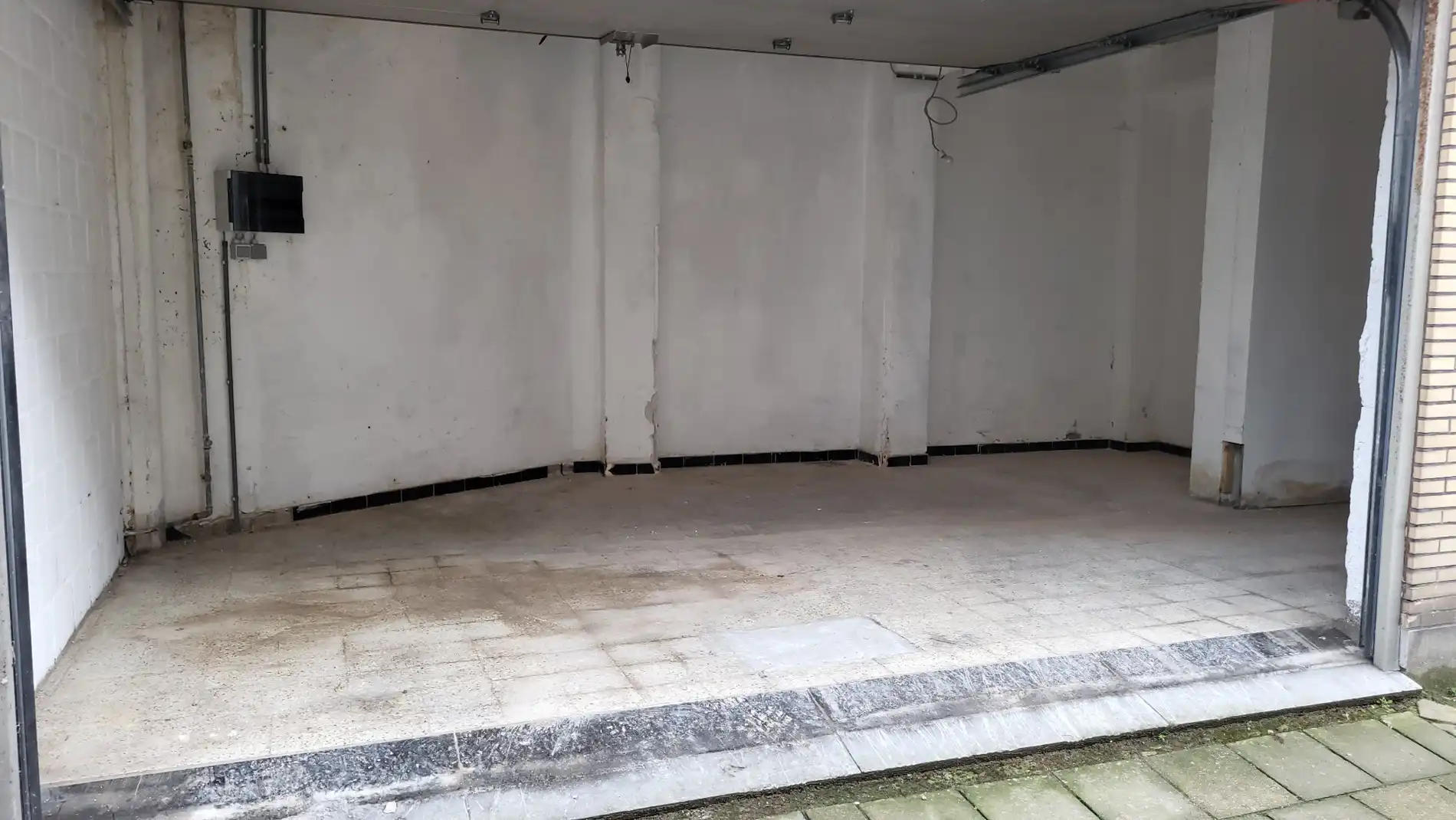 Ruime afgesloten parkeergarage foto 3
