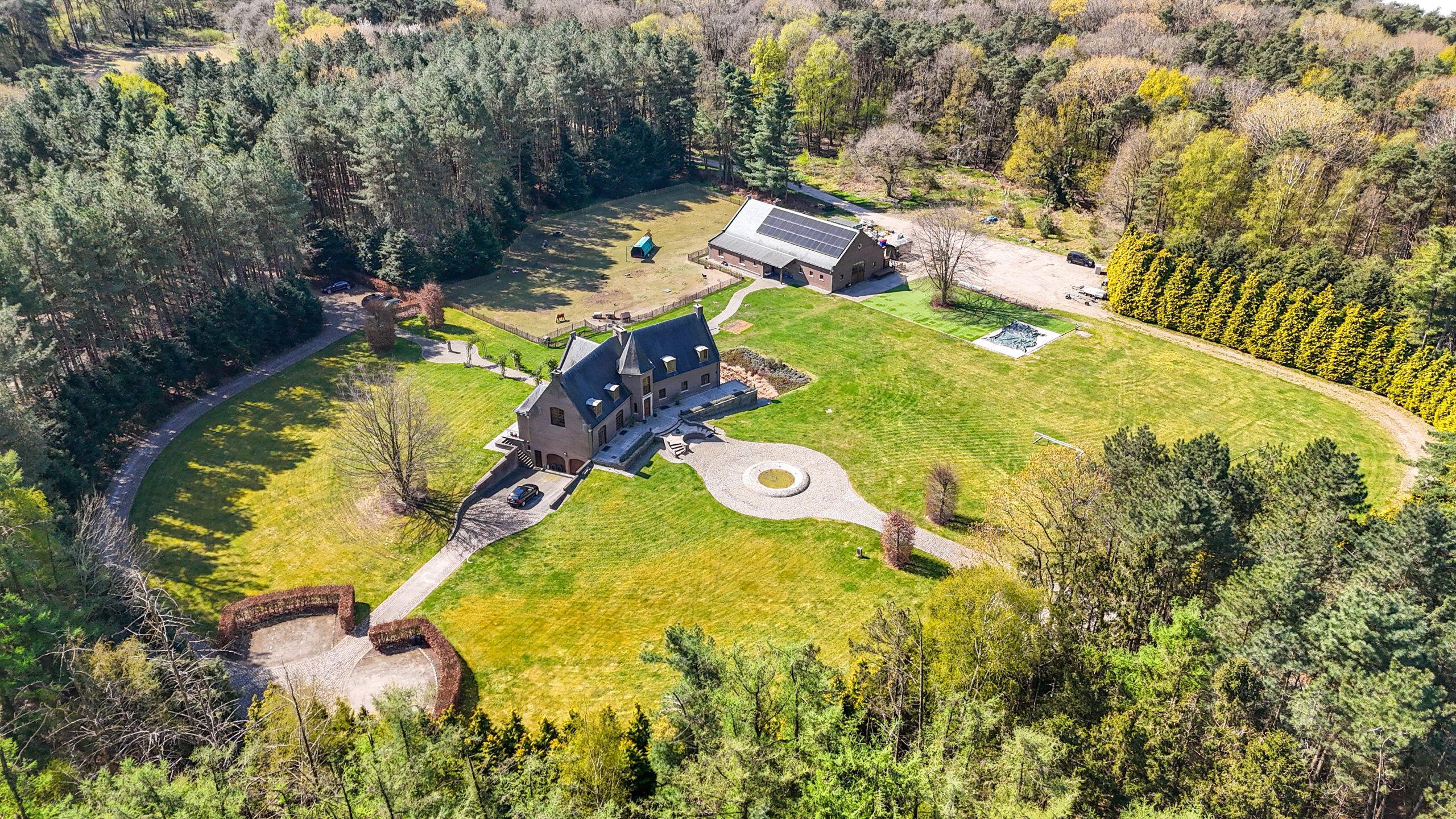 Unieke villa met bijgebouw, op ruim perceel van ca. 8.5 HA! foto 10