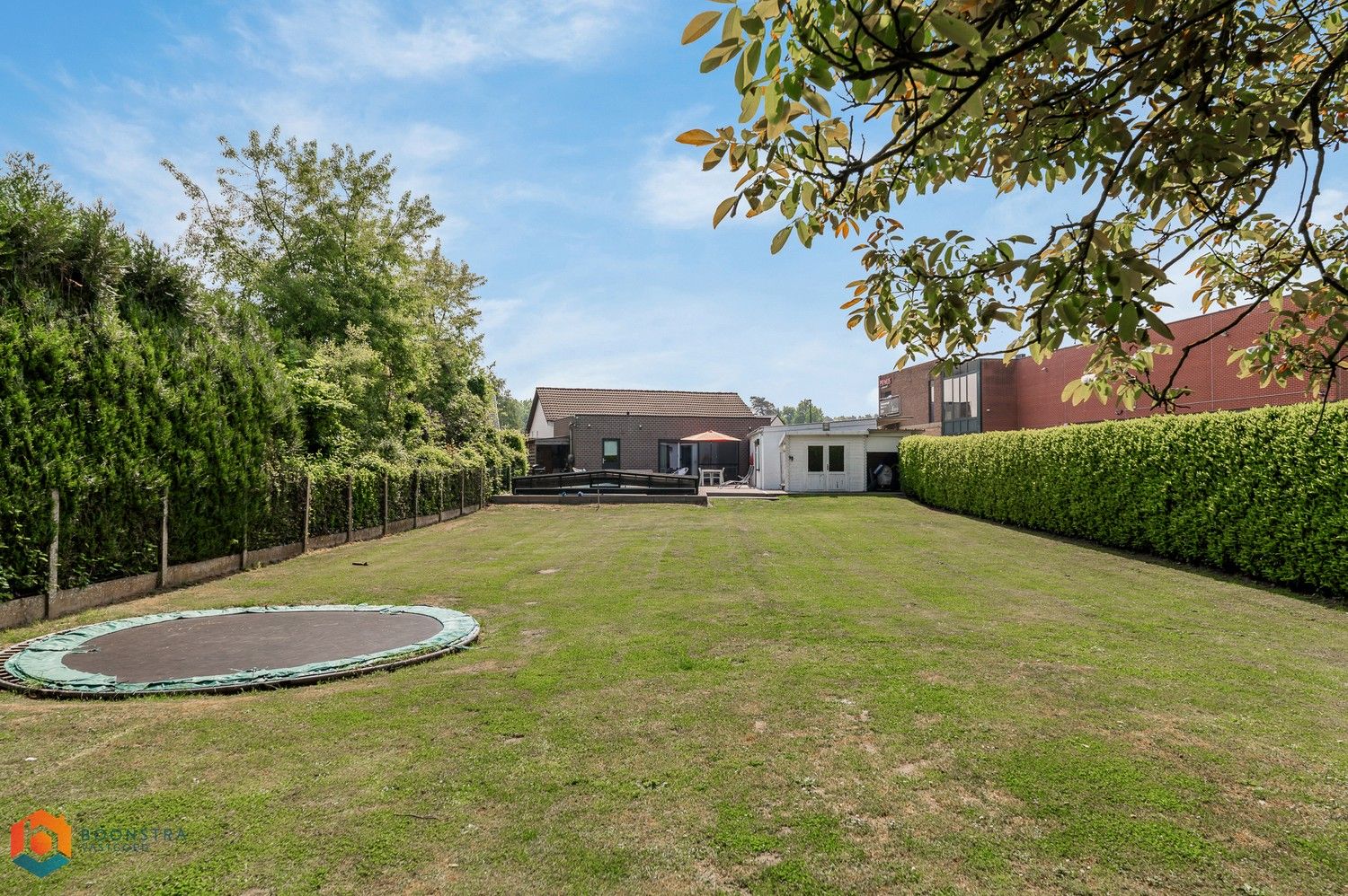 Gelijkvloerse woning met 3 slpkrs, ruime tuin en zwembad foto 11