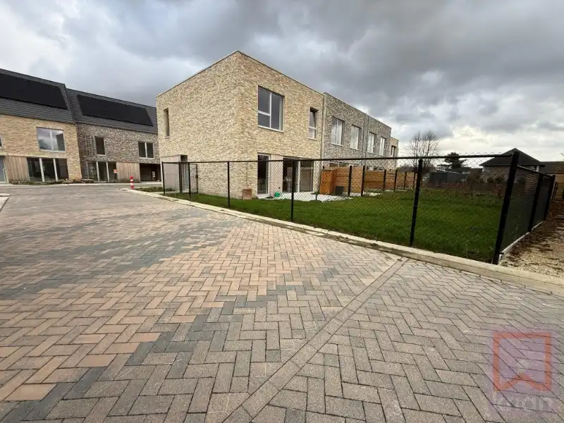 BEMEUBELDE woning met 3 slaapkamers, tuin en carport. foto 4