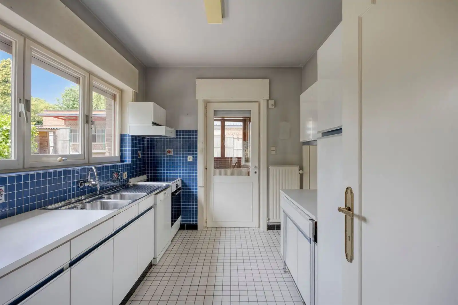 Ruime 3-gevelwoning met 4 à 5 slaapkamers, grote garage en dubbele straattoegang foto 7