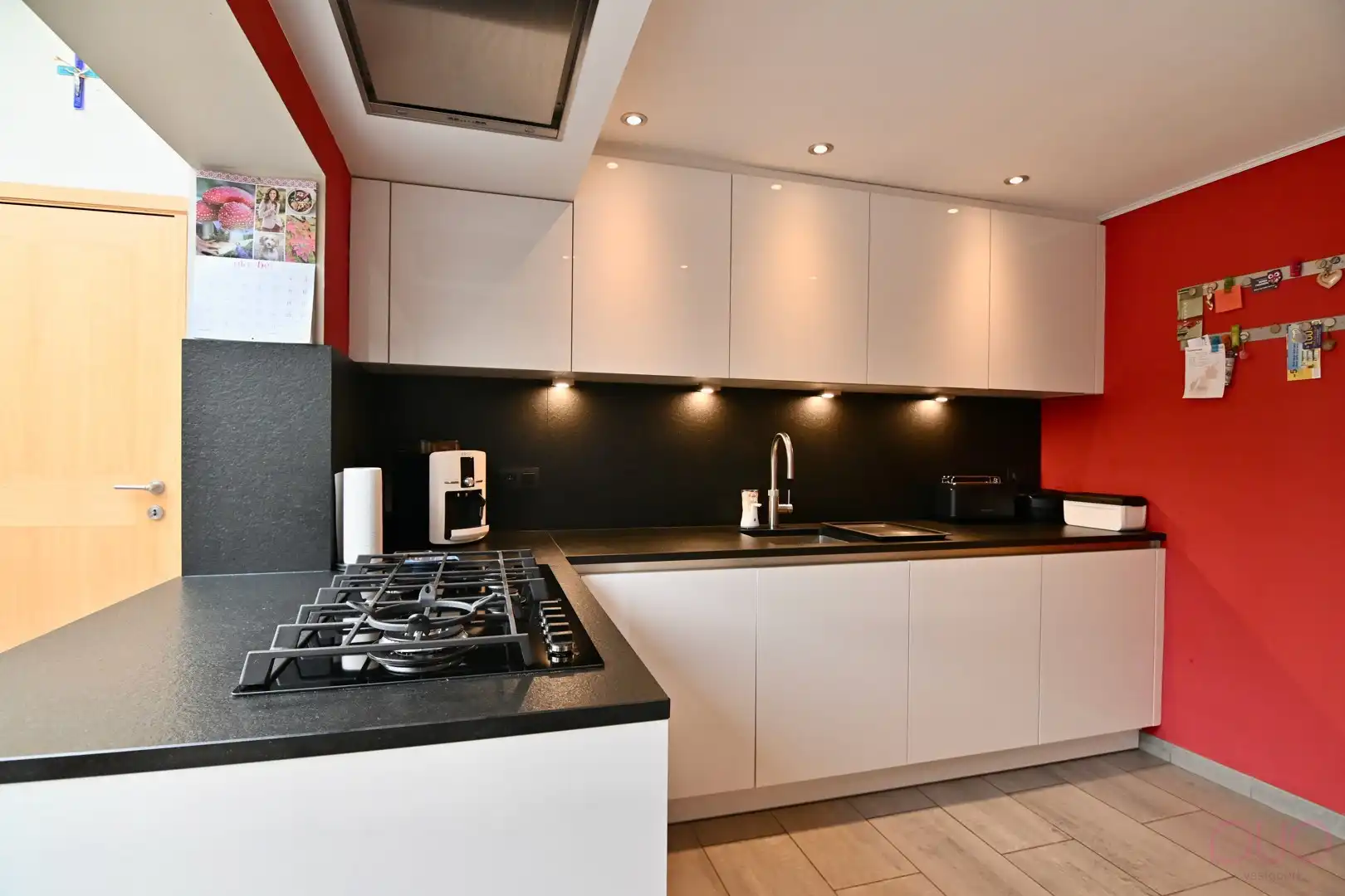 Instapklare halfopen bebouwing met drie slaapkamers, voorzien van alle moderne uitrustingen foto 7