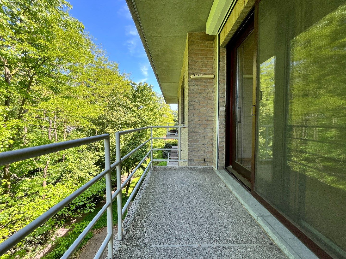Instapklaar 2 slpk-appartement met 2 terrassen en autostnplts foto 14