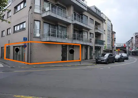 Centraal gelegen gelijkvloerse kantoorruimte te Aalst foto {{pictureIndex}}