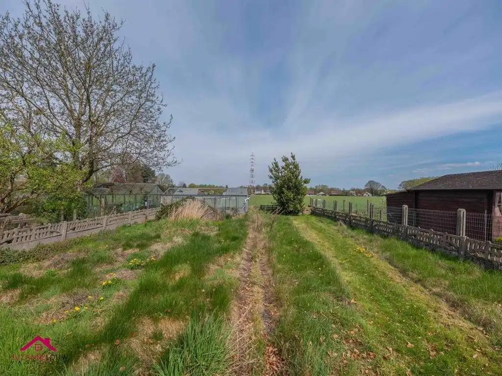 Te renoveren woning op ruim perceel foto 9