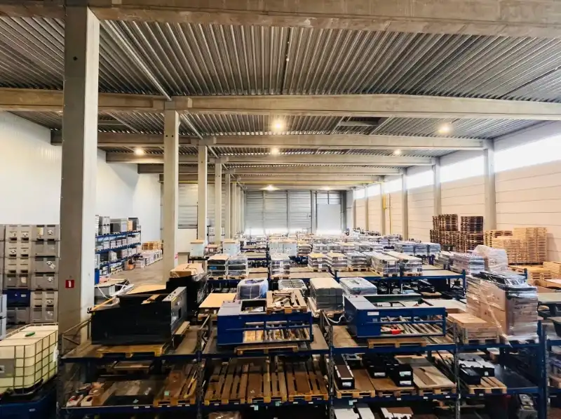 Magazijn met kantoor te huur foto 3