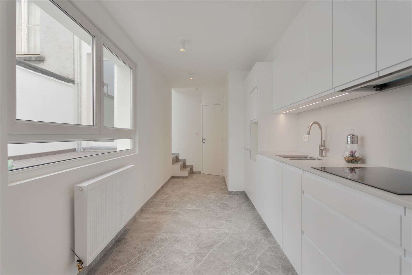  RUIM - KARAKTERVOL TRIPLEX appartement met 4 SLPK | vlakbij Berchem station. foto 8