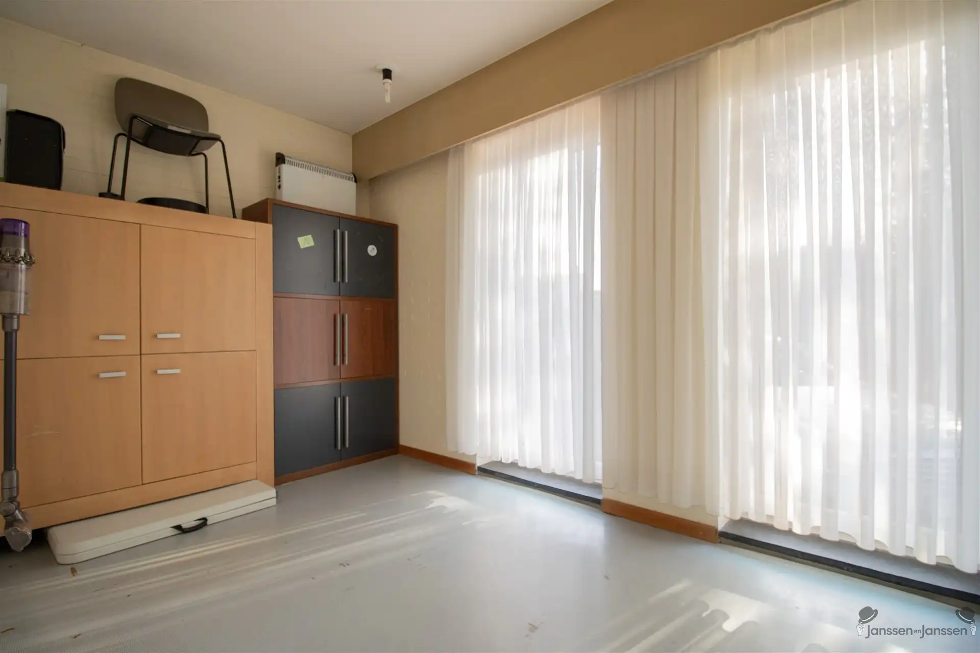 Rustig gelegen gerenoveerde (2022) gelijkvloerse woning met 4 slaapkamers op 970 m². foto 12