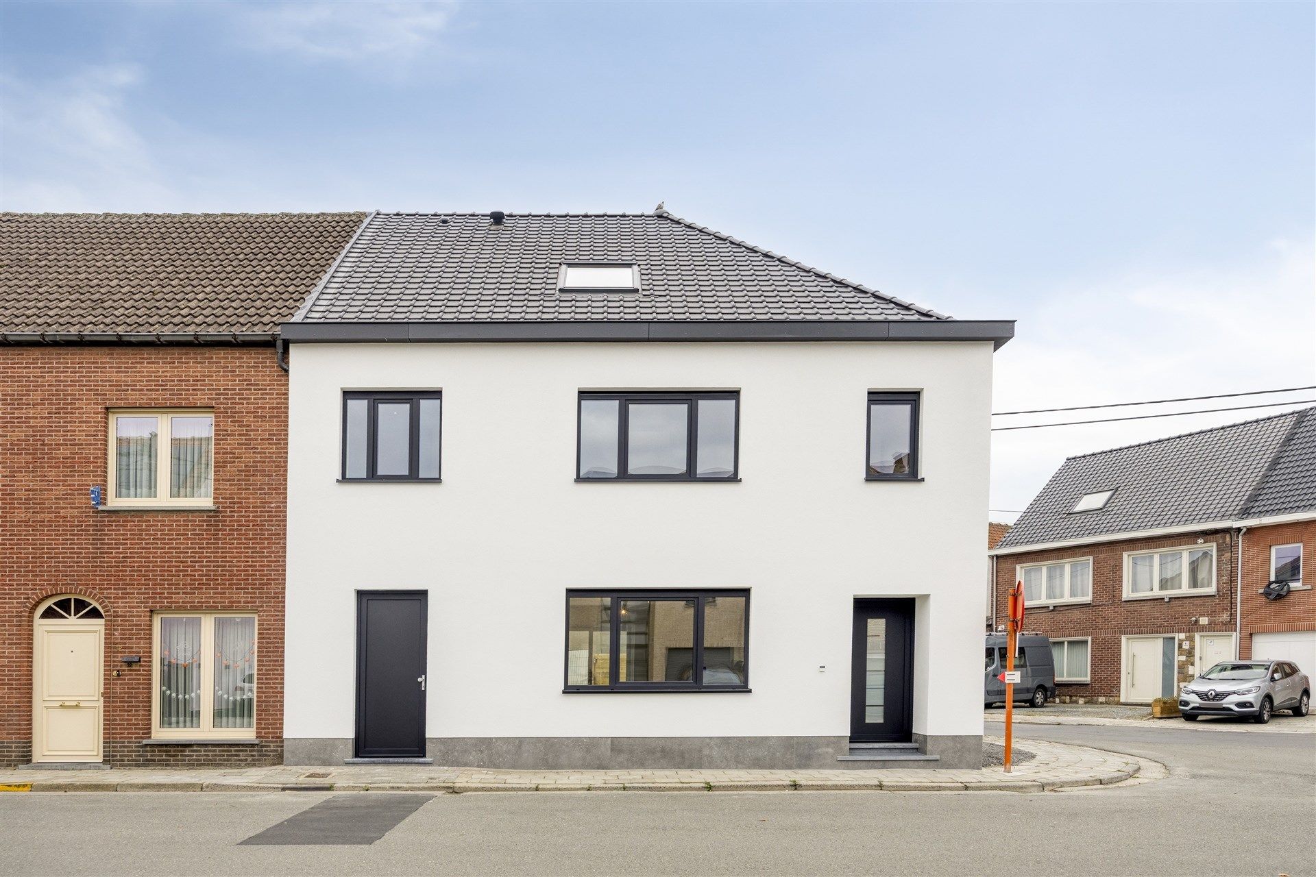 Moderne woning met 4 slaapkamers te Sint-Lievens-Houtem foto {{pictureIndex}}