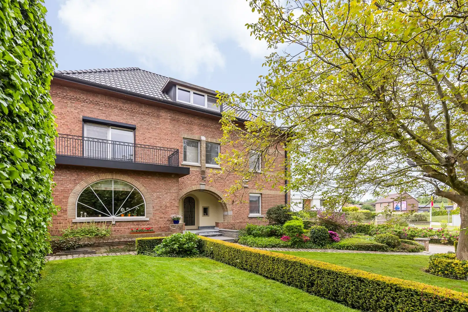 Statige herenwoning met mooie tuin en charmante schuur | 4 slpk + mogelijkheid praktijkruimte foto 4