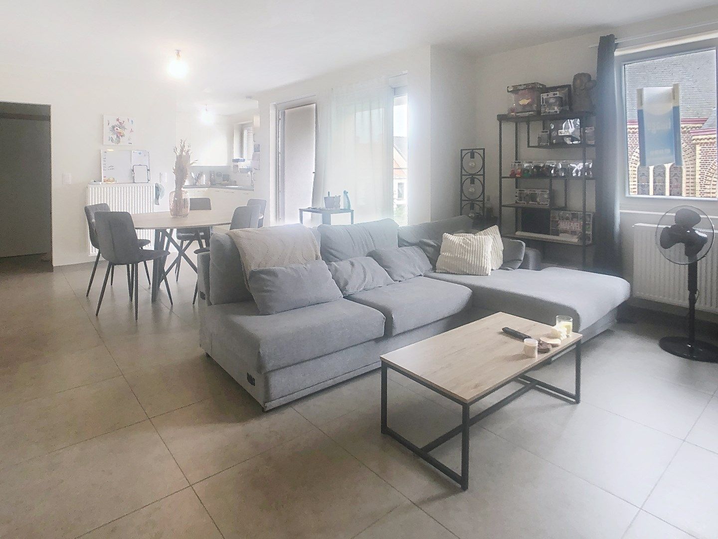 Recent appartement met 2 slaapkamers én overdekte parkeerplaats op het marktplein te Oostnieuwkerke foto 2