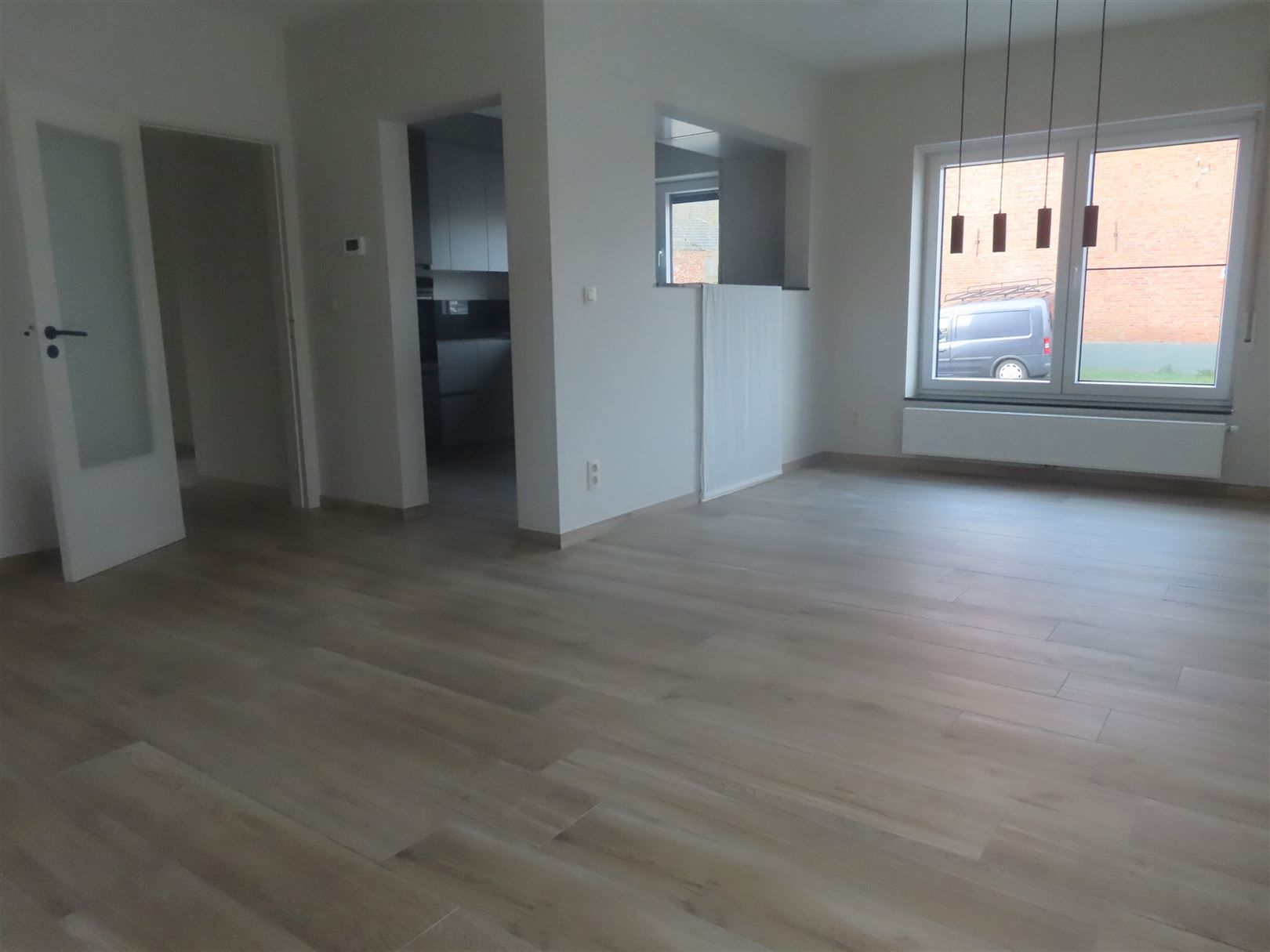 Gelijkvloers tweeslaapkamerappartement met tuin en carport! foto {{pictureIndex}}