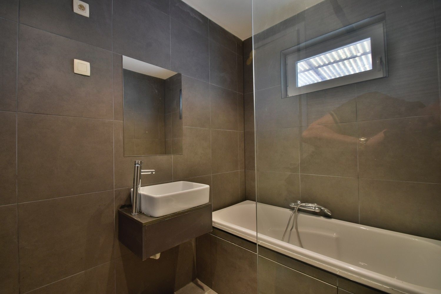 Ruime gerenoveerde woning met maar liefst 7 slaapkamers en handelsmogelijkheden op een gunstige locatie nabij Maastricht foto 14