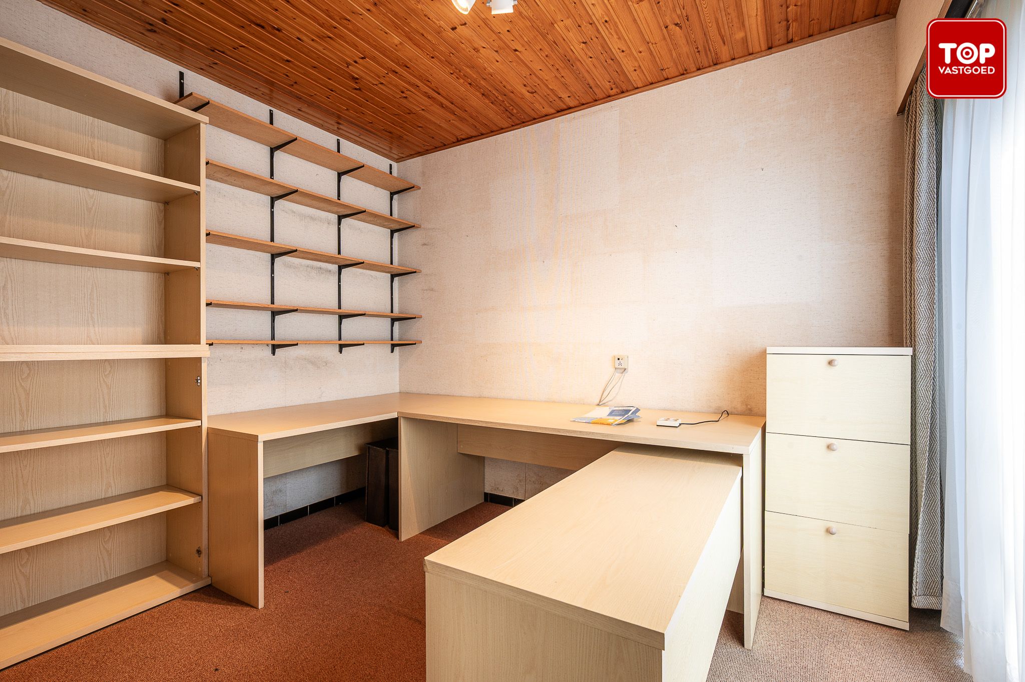Ruime jaren zeventig villa in Mariakerke-Kolegem foto 17