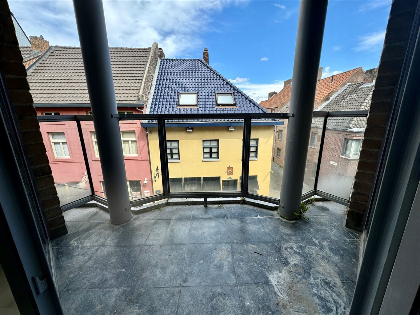 Gerenoveerd 2-slaapkamer appartement met terrasje op een toplocatie nabij de Markt van Maaseik. foto 10