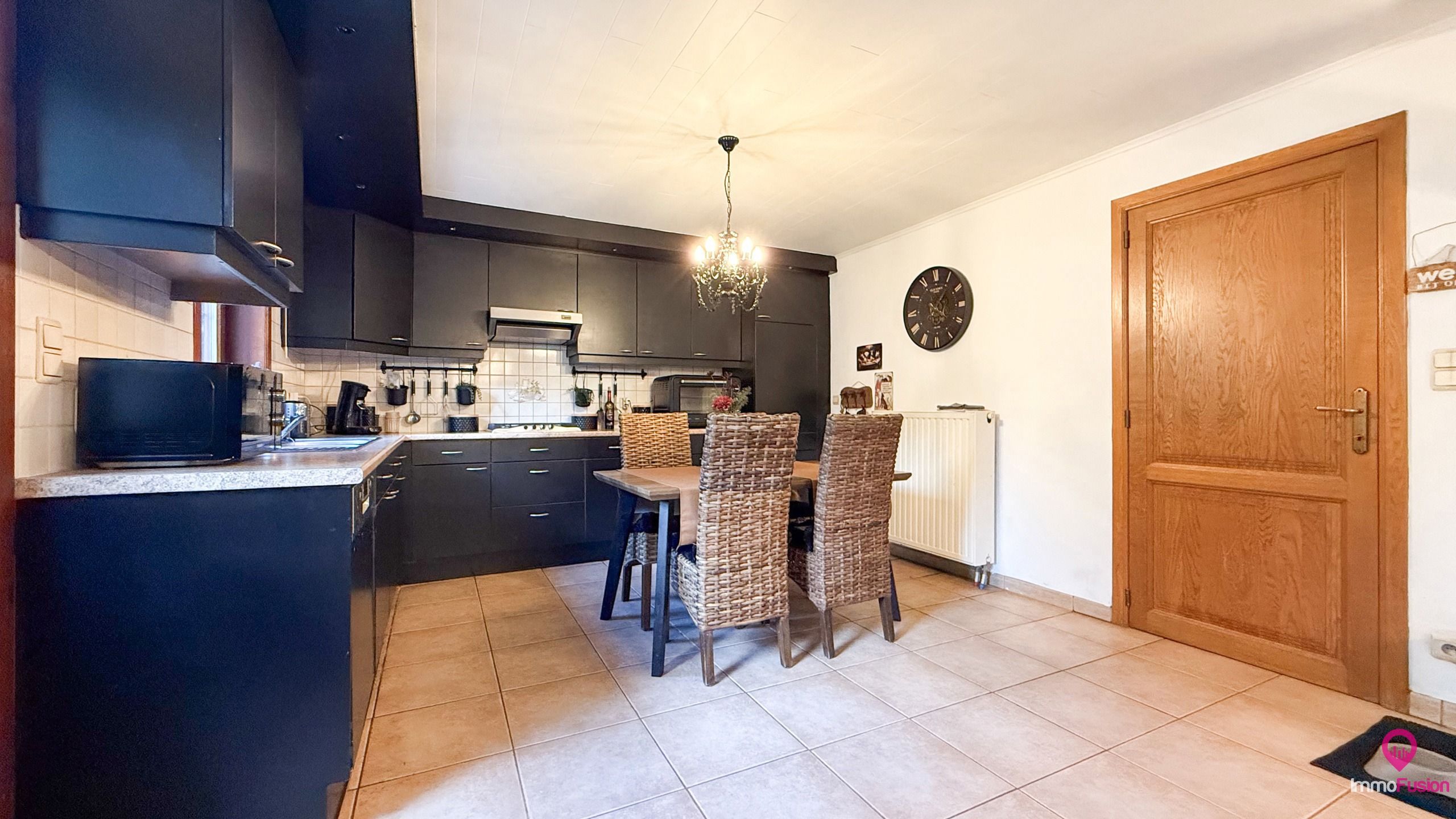Idyllische woning met 2 slaapkamers, weide en stallen! foto 8