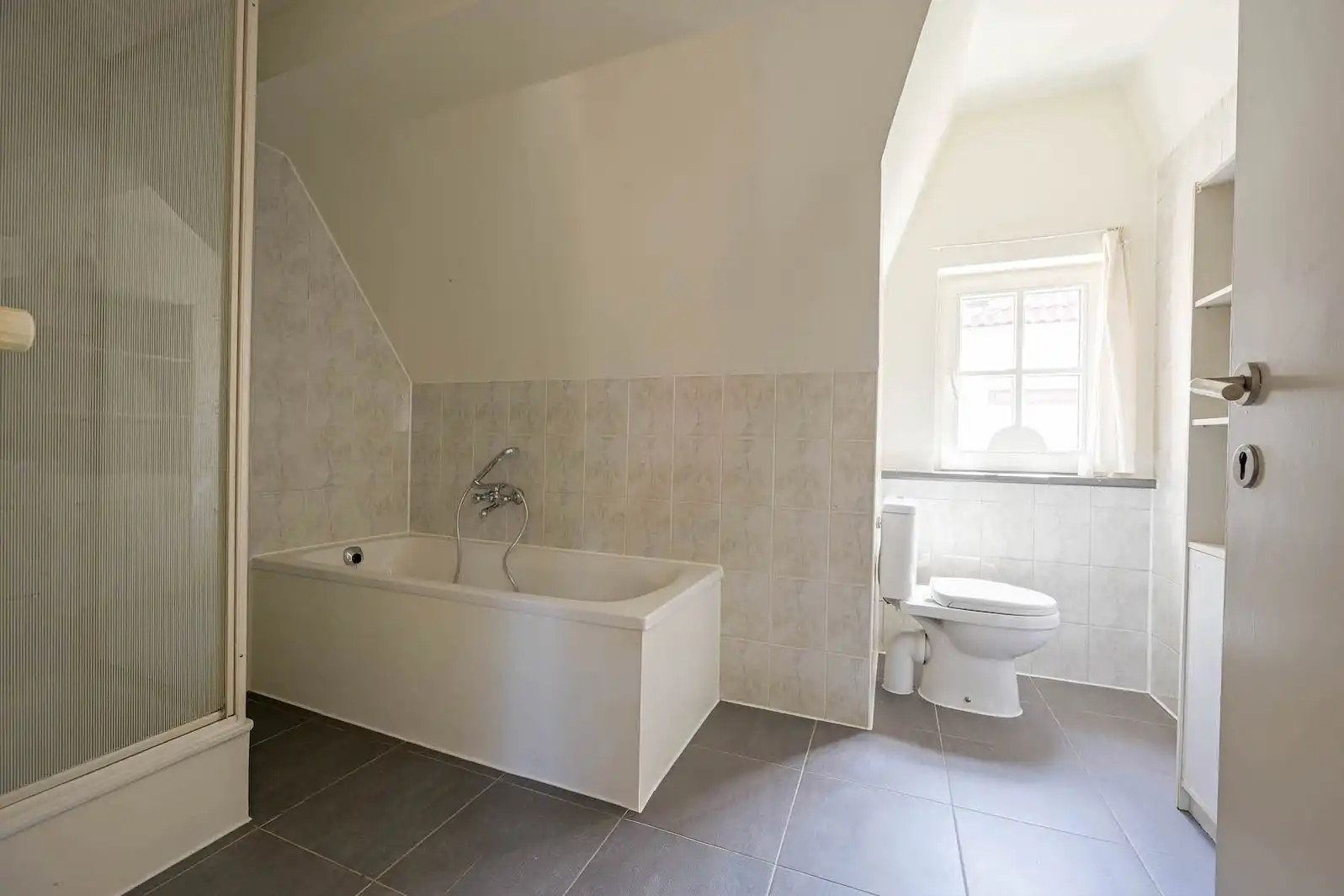 Brugs huis in de schaduw van Jeruzalemkerk, authentieke 16e-17e eeuwse gevel foto 15