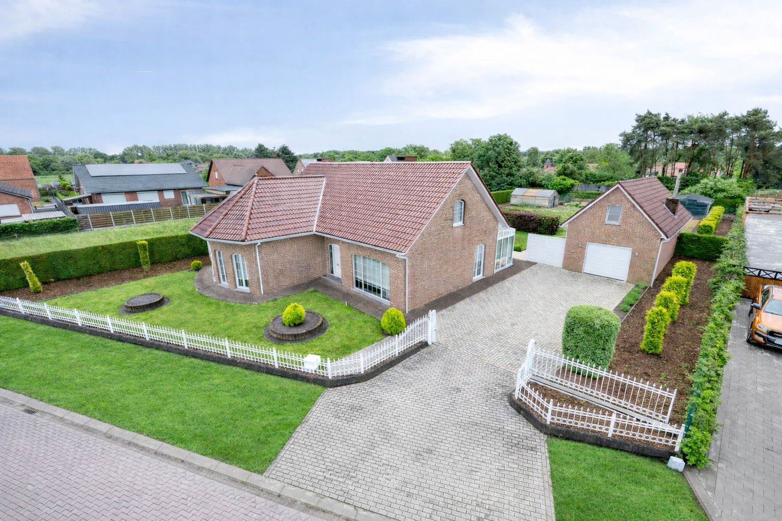 Instapklare laagbouwwoning op perceel van 1903m² foto 2
