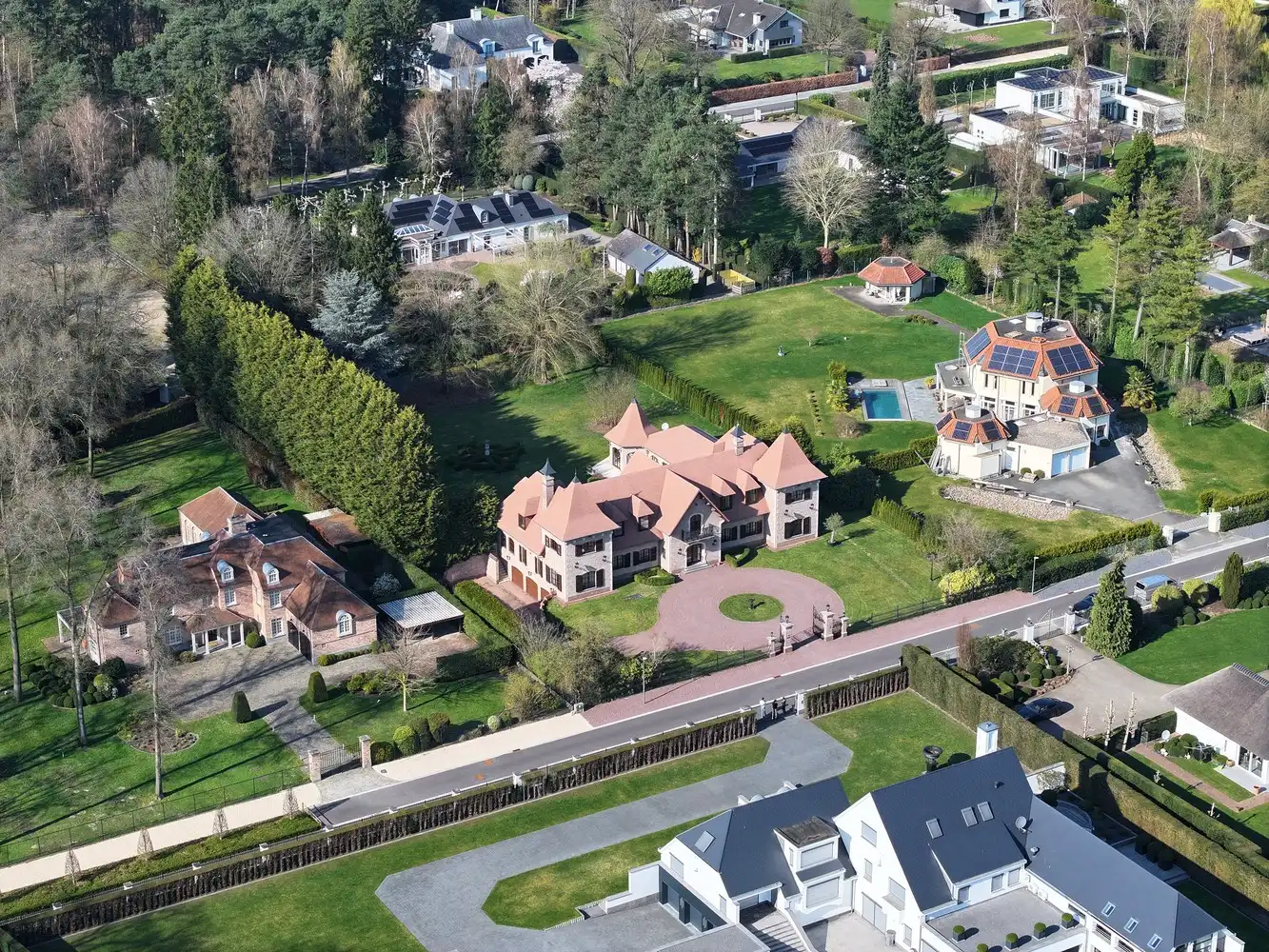 Magnifieke kasteelvilla met binnenzwembad, uniek gelegen in villawijk “Goudkust”, omringd door natuur, rust en optimale privacy foto 9