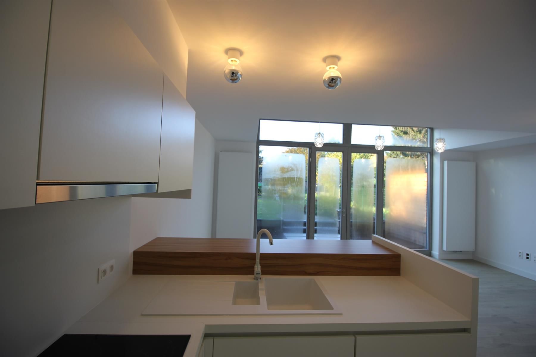 Prachtig gelijkvloersappartement met 2 slaapkamers en garage. foto 4