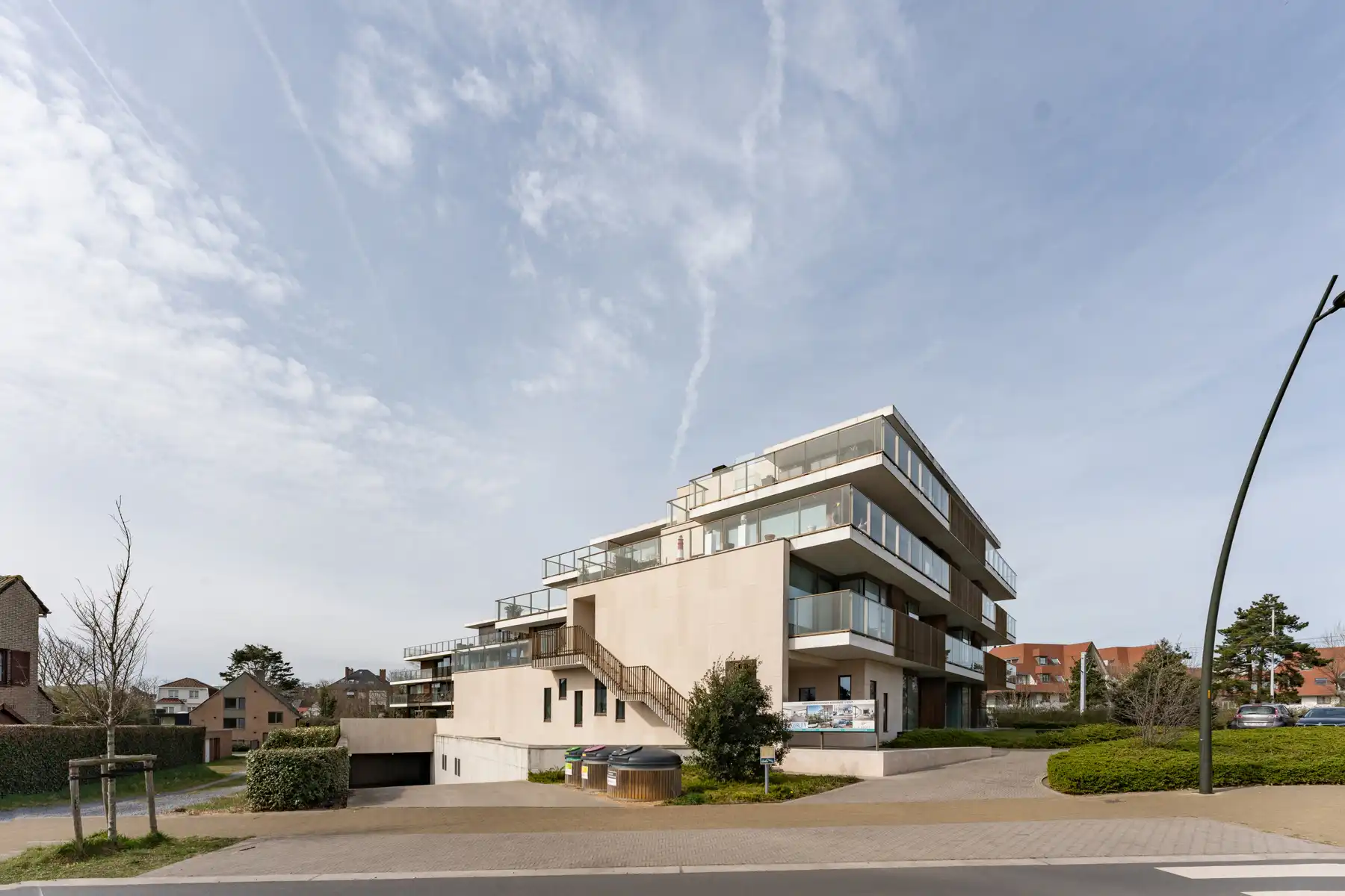 Ruime garage nabij centrum Sint-Idesbald foto {{pictureIndex}}