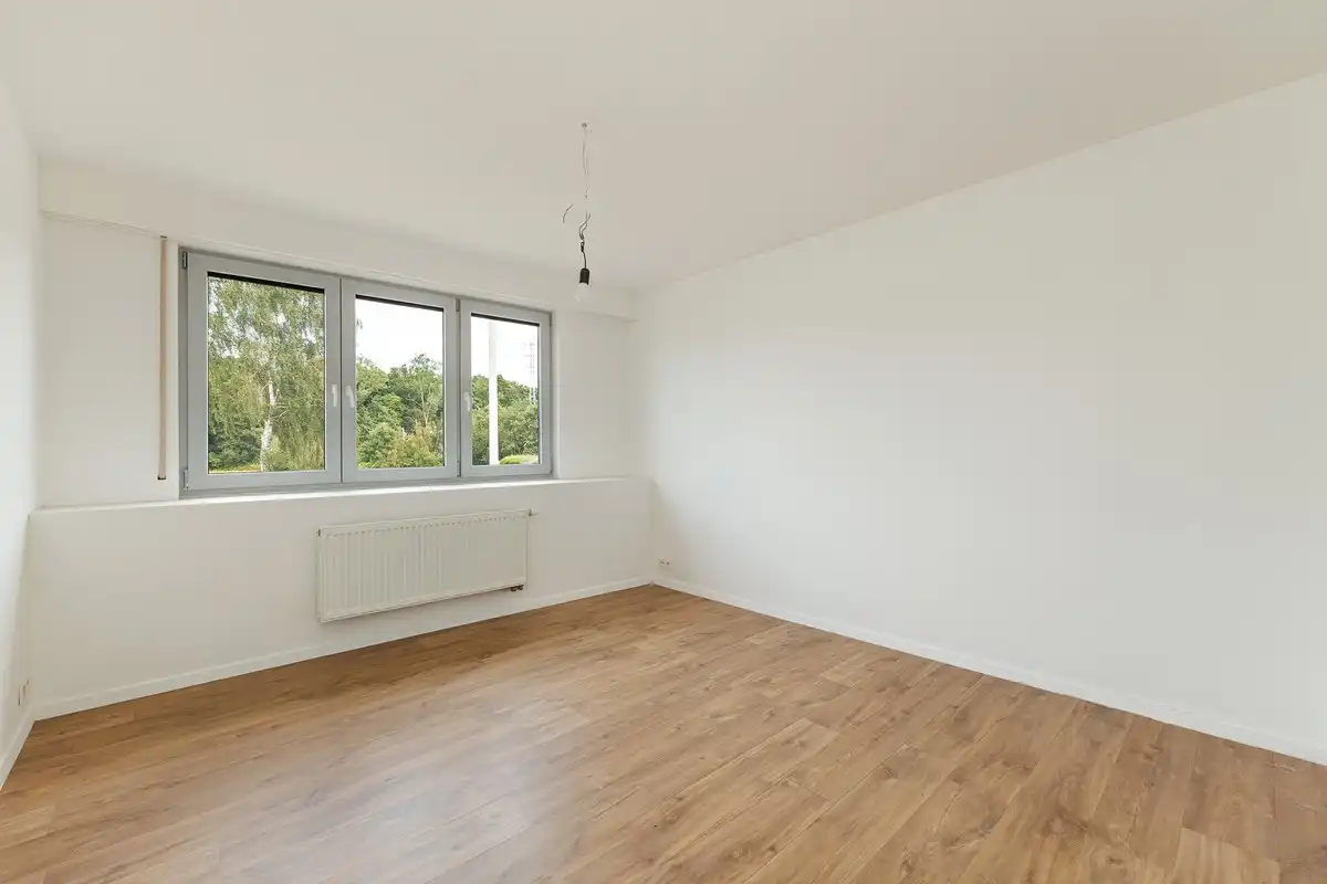 Instapklare moderne gezinswoning met lichtrijke leefruimte en gezellige stadstuin foto 15