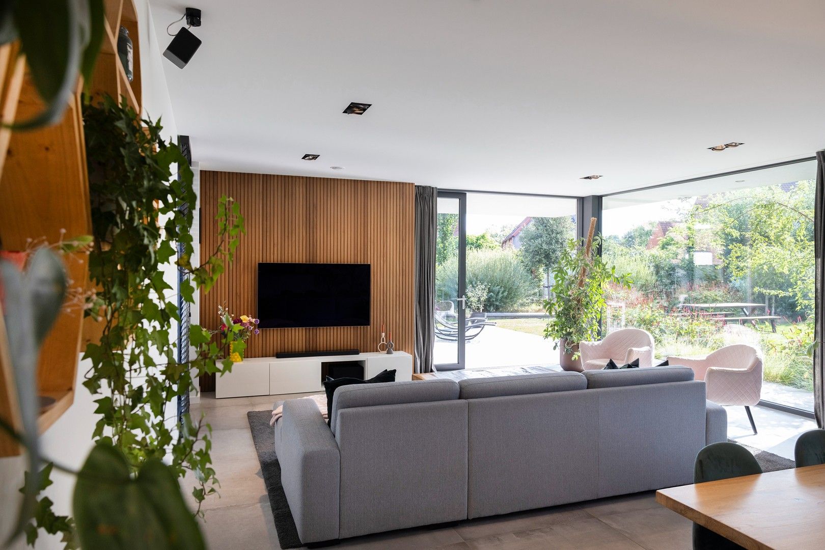 Subliem gerenoveerde en deels nieuw gebouwde woning. foto {{pictureIndex}}