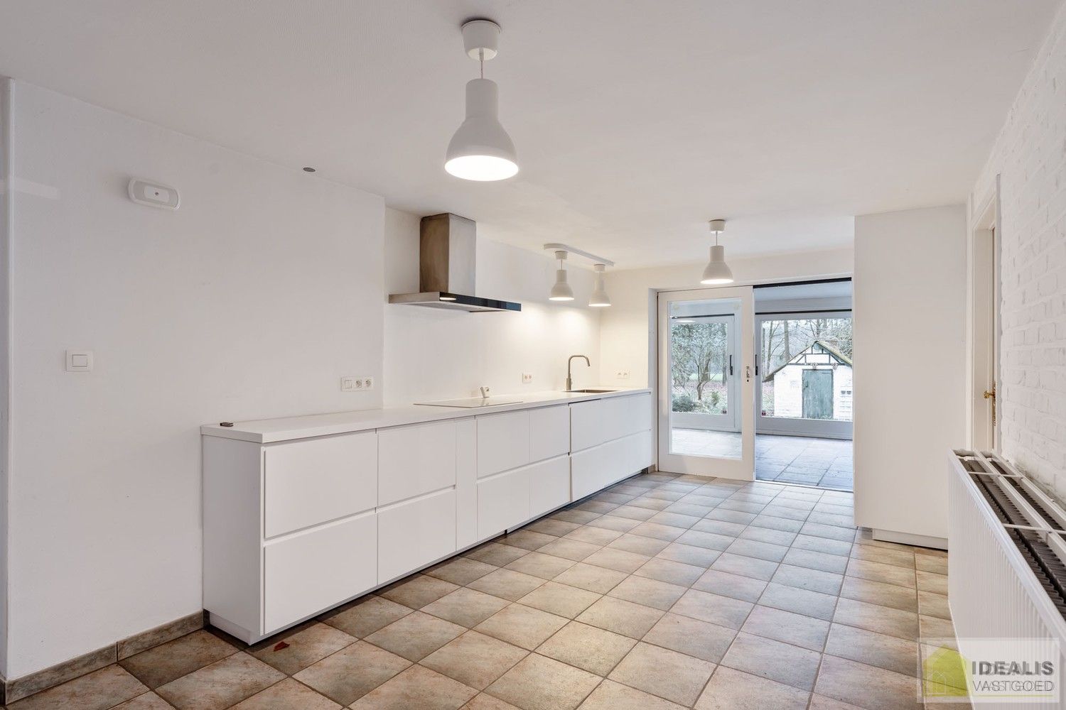 IDEALIS VASTGOED – Ruime te renoveren villa op riant perceel! De villa omvat 198m² netto bewoonbare oppervlakte met een ruime woonkamer en aansluitend uitgeruste keuken, badkamer, 2 grote en 1 kleine slaapkamer, kelder, veranda en 2 garages met sectionale poort van ca. 100m². De villa is gelegen op een prachtig perceel met een oppervlakte van ca. 1,1 hectare (11.000m²)! omgeven door bosgebied! Zeer geschikt voor kandidaten op zoek naar een unieke locatie zeer centraal gelegen, doch volledig omgeven door groen. foto 11