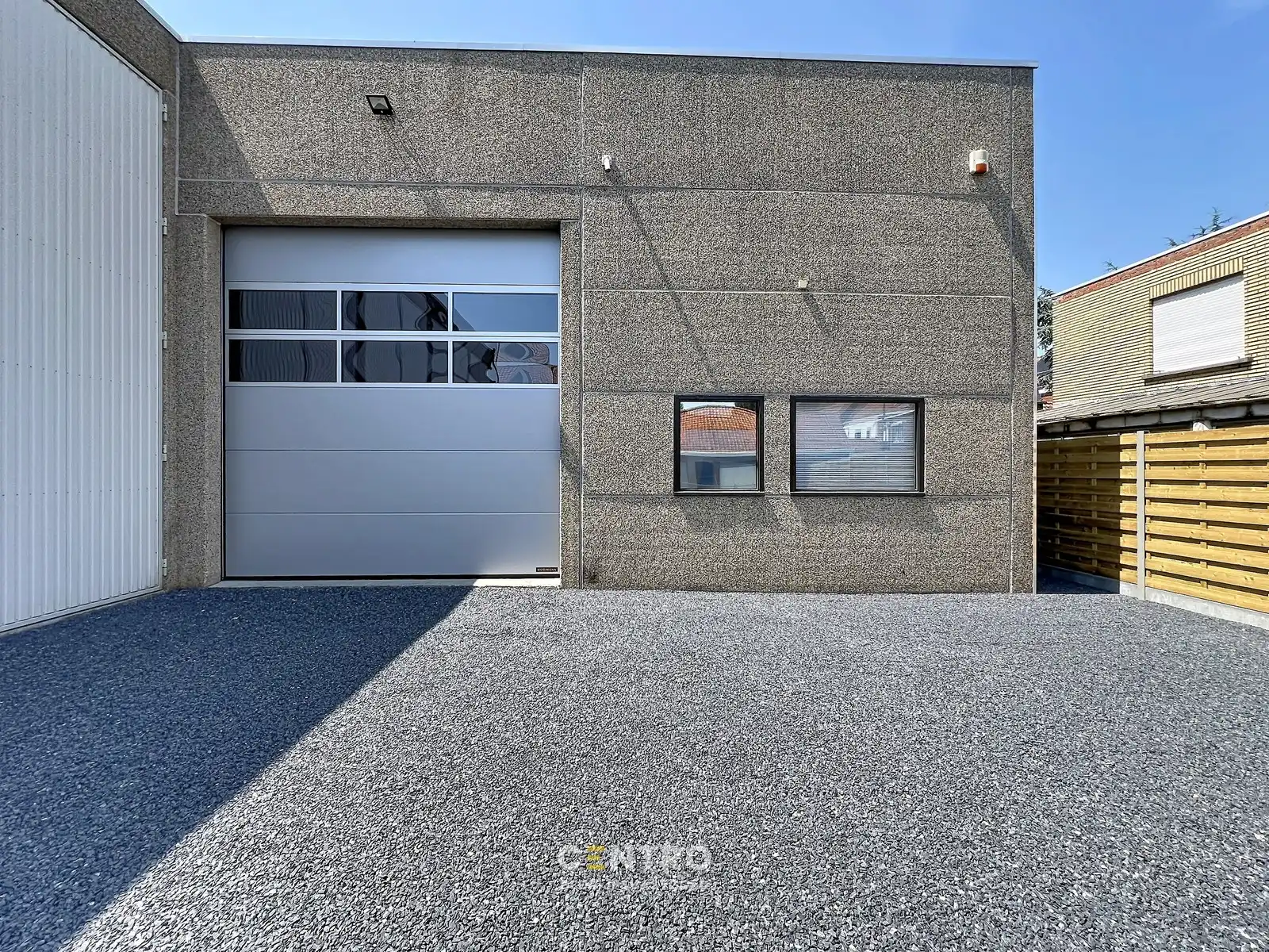 Instapklaar bedrijfspand (±345 m²) met magazijn, kantoor én 4 verhuurbare opslagunits, 1 garage en ruime parking op 603 m²  te INGELMUNSTER! foto 3