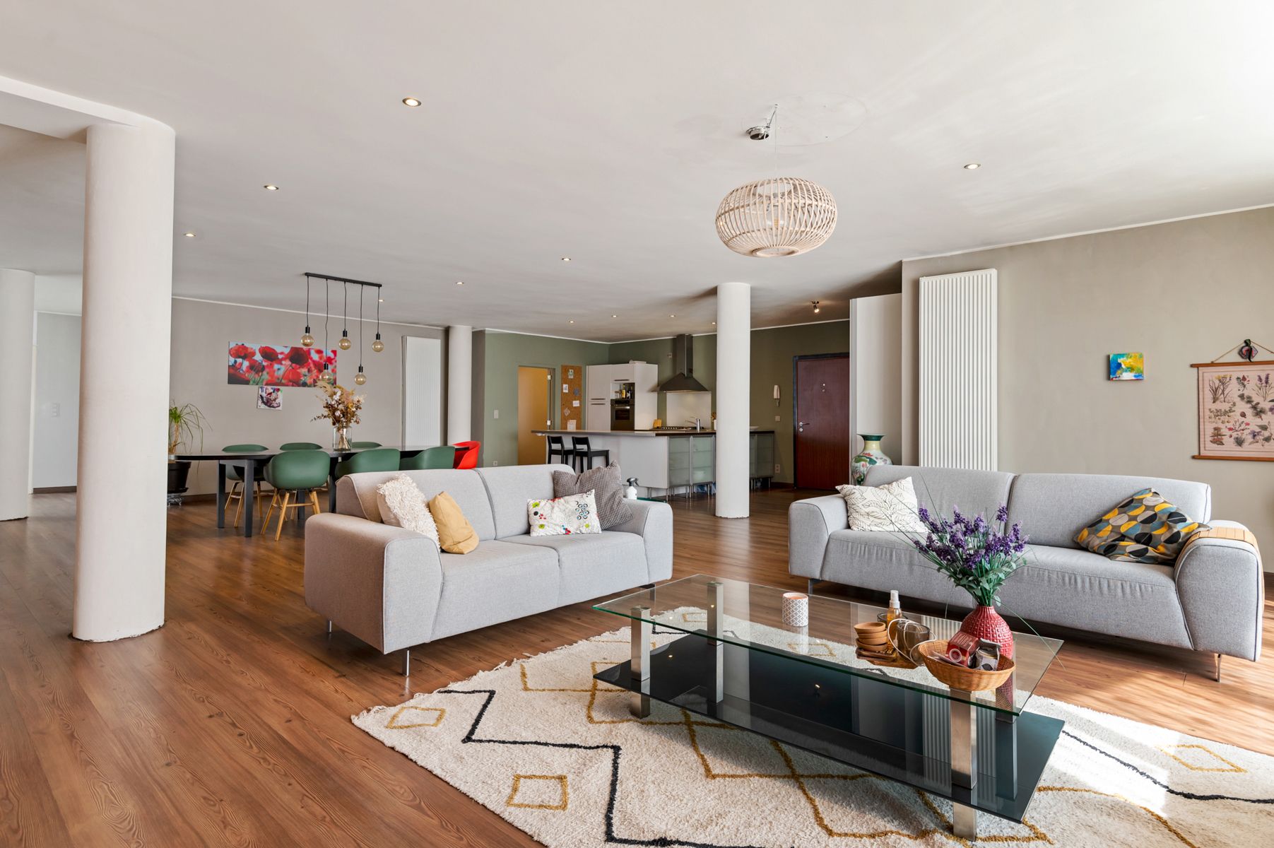 Zeer ruime gerenoveerde loft met staanplaats  foto {{pictureIndex}}