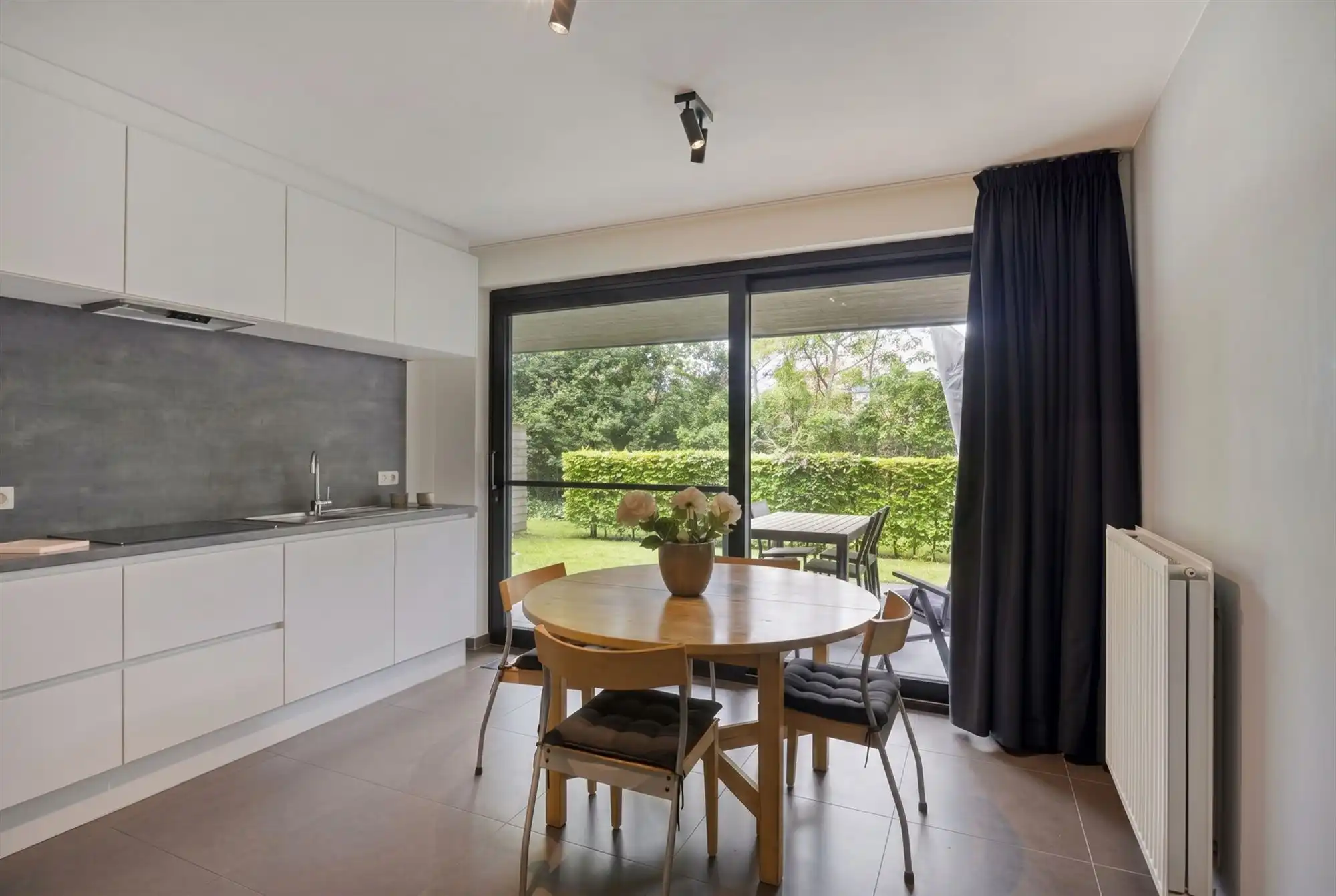 Instapklaar gelijkvloers appartement met tuin en parking foto 6