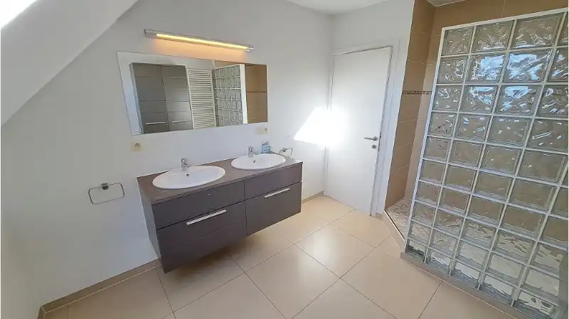 Ruime 3-slaapkamerwoning met GARAGE en TUIN te koop in Zuienkerke foto 9