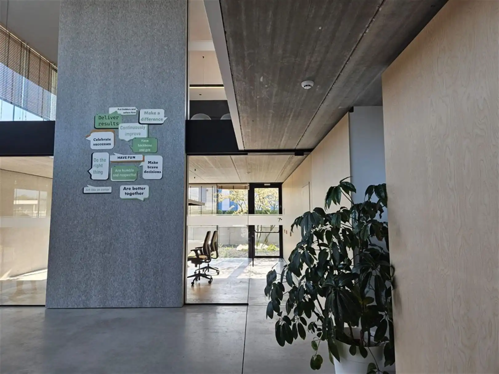 Magazijn met laadkades en kantoren foto 22