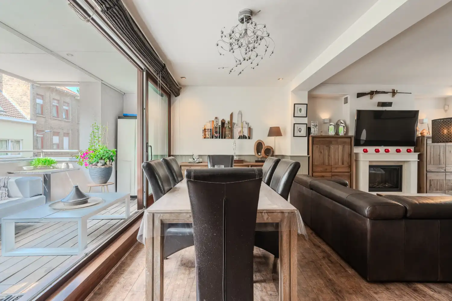 Ruim duplex appartement met 2 slaapkamers. foto 2