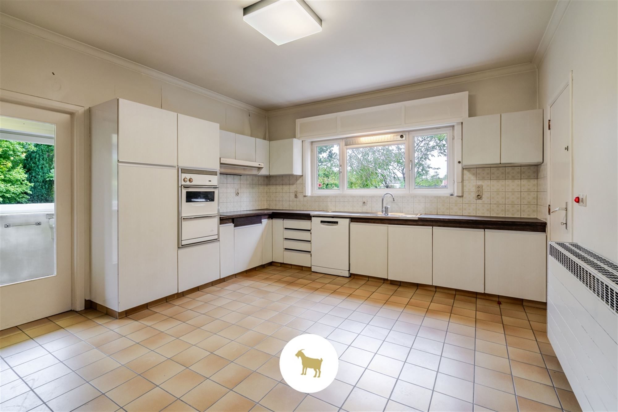 Te renoveren RUIME ALLEENSTAANDE VILLA met 4 SLAAPKAMERS, BUREAU en GARAGE op een prachtig zuidwestgericht PERCEEL van 1.300 m² foto 15