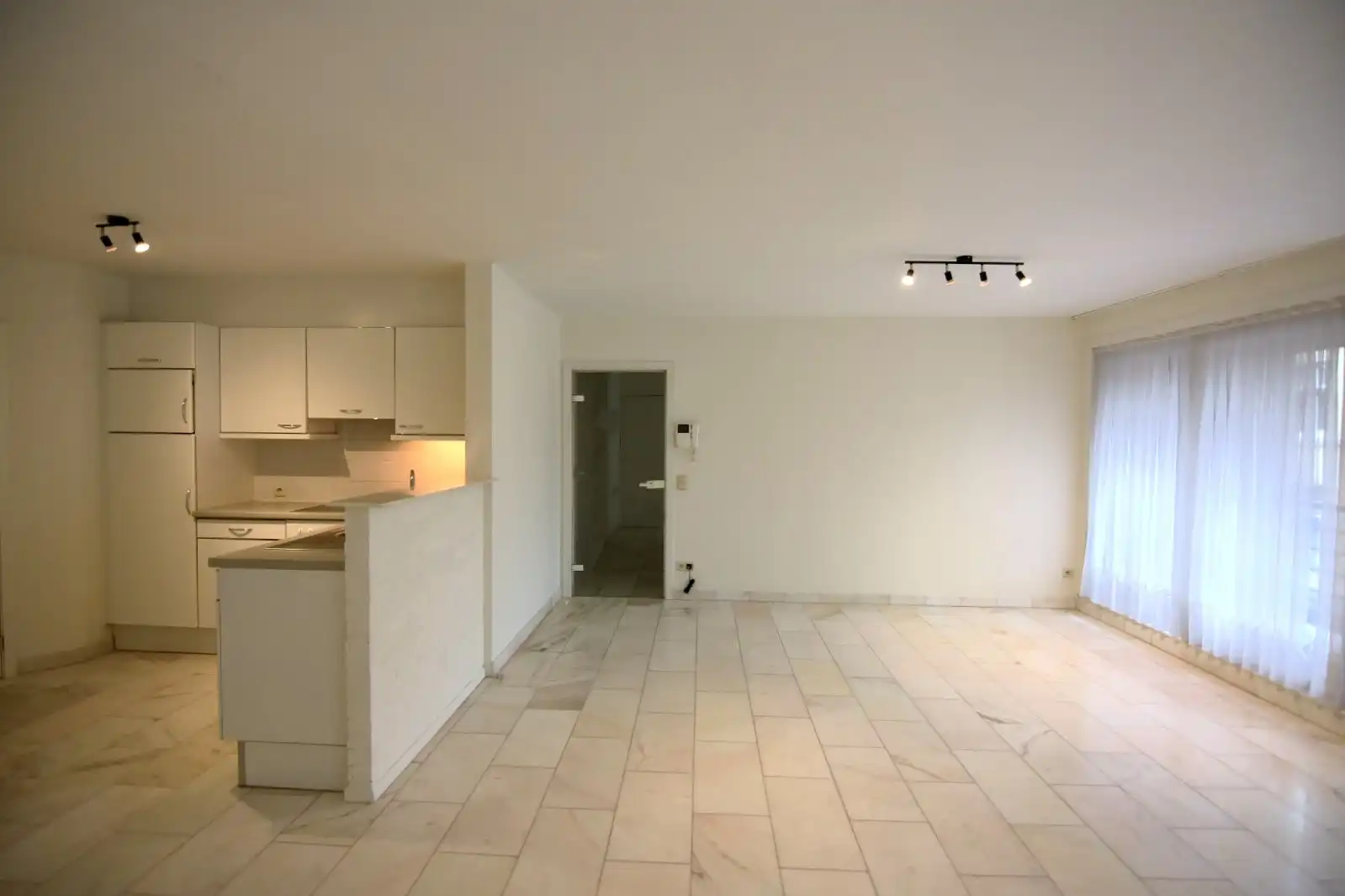 Ruim 2-slpk appartement in hartje Rumbeke foto 11