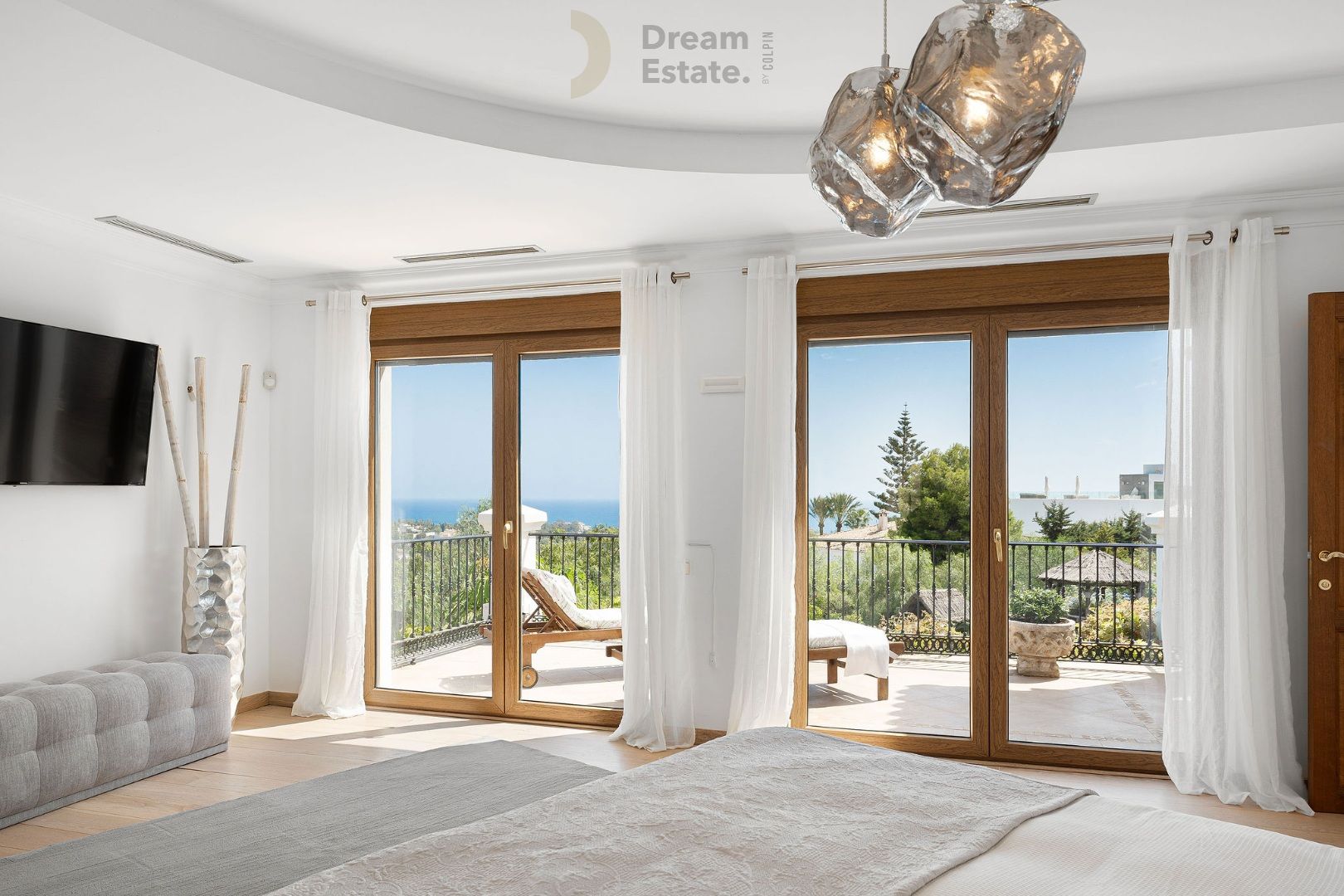 Welkom in deze prachtige villa te El Paraiso, een mix van Andalusische charme en moderne elegantie. foto 26