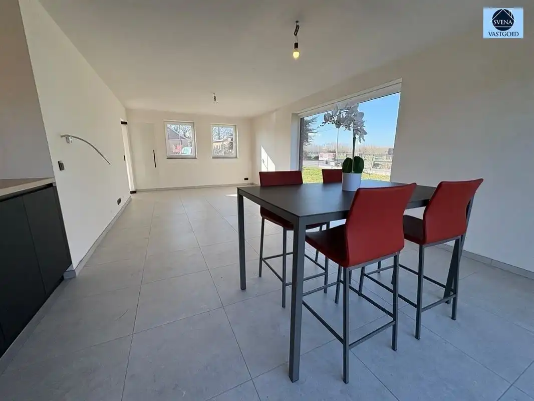  HALFOPEN NIEUWBOUWWONING MET 3 SLAAPKAMERS EN TUIN foto 3