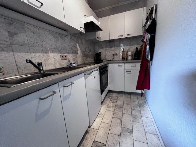 Ruim bemeubelde studio te koop in residentie Hypos II, Oostende foto 3