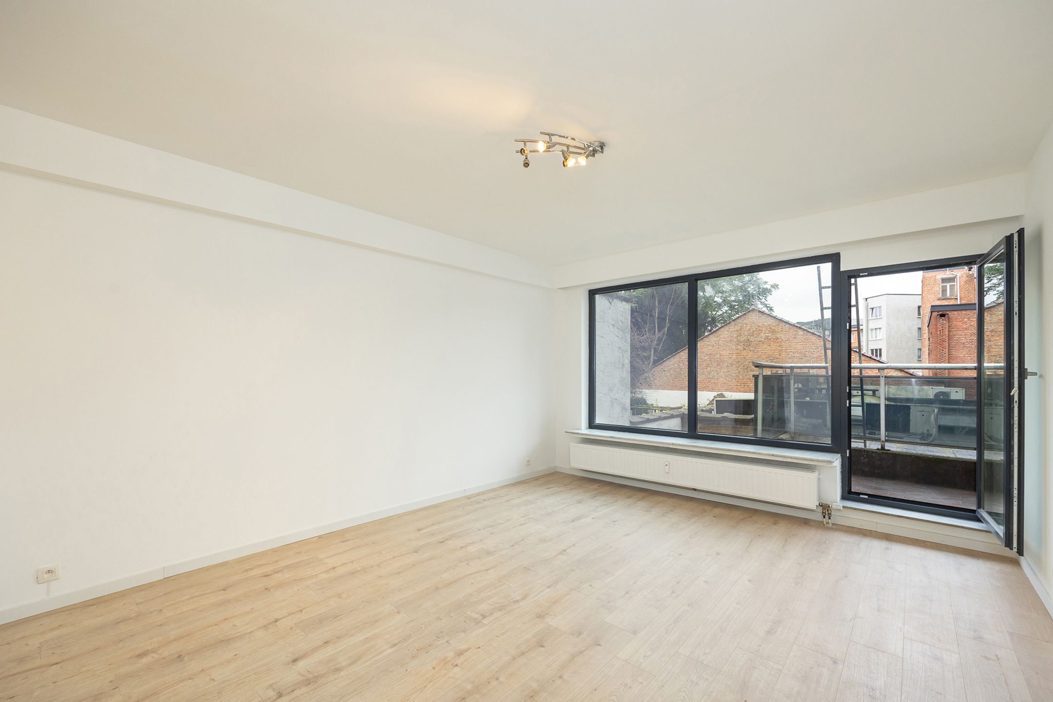 ANTWERPEN-HARMONIE - Vernieuwde studio met terras foto 4