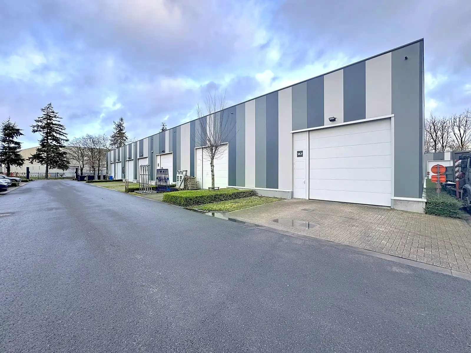 Goed geïsoleerde OPSLAGRUIMTE (240m²) met 2 private parkeerplaatsen voor de deur te Brugge (Sint-Michiels). Op ambachtelijke zone. foto {{pictureIndex}}